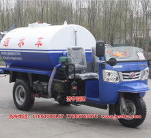 城市動(dòng)脈的潤(rùn)澤使者 高清視角下的灑水車